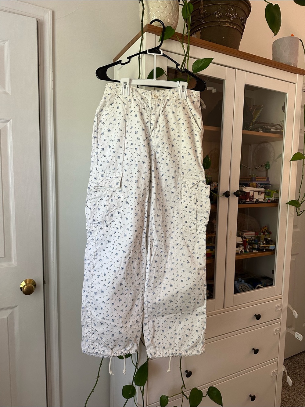 Levi’s Floral Cargo Pants - White with Blue Print 26